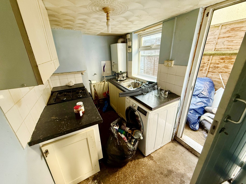 Lot: 162 - MID-TERRACE HOUSE FOR IMPROVEMENT - Kitchen with access to garden